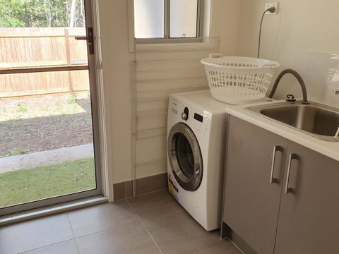 26 Satinwood Drive- Low Set Modern, Sleeps 8 - Accommodation Rockhampton 1