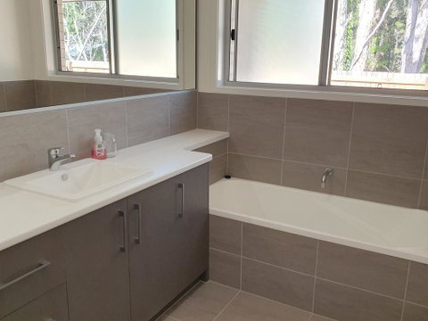 26 Satinwood Drive- Low Set Modern, Sleeps 8 - Accommodation Rockhampton 2