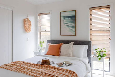 CABA17 - Waterfront Home With A Pool! - Accommodation Rockhampton 4