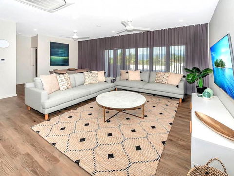 Cairns North 4-Bed With Outdoor Dining & Pool - Accommodation Rockhampton 0