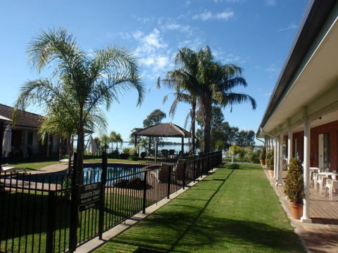 CAPRICORN MOTOR Inn - Accommodation Rockhampton 0