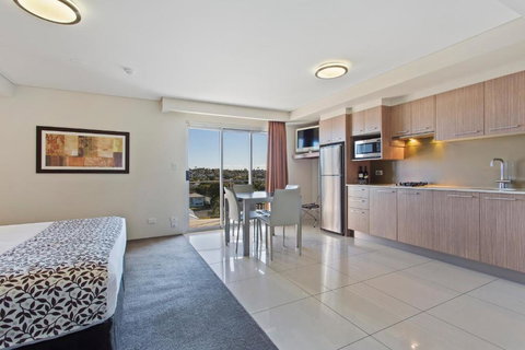 CBD Executive Apartments - Accommodation Rockhampton 4