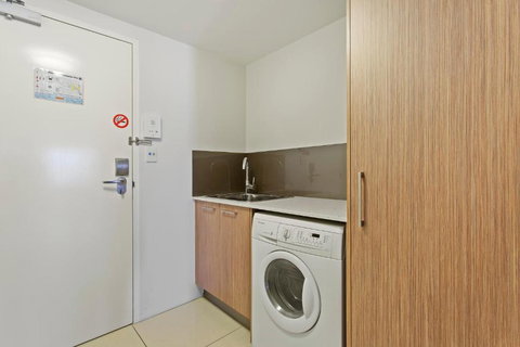 CBD Executive Apartments - Accommodation Rockhampton 2