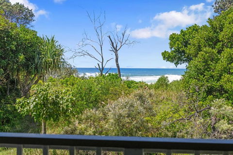 Classic Beach House On Surfside - Pet Friendly - Accommodation Rockhampton 1