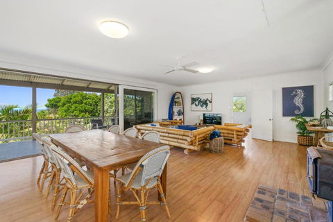 Classic Beach House On Surfside - Pet Friendly - Accommodation Rockhampton 4
