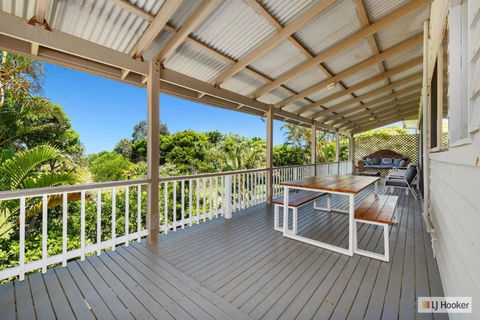 Classic Beach House On Surfside - Pet Friendly - Accommodation Rockhampton 0