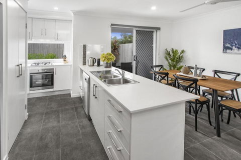 Comfortable 3-Bed Retreat Close Parks - Accommodation Rockhampton 1