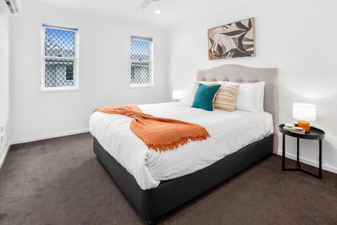 Comfortable 3-Bed Retreat Close Parks - Accommodation Rockhampton 2