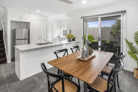 Comfortable 3-Bed Retreat Close Parks - Accommodation Rockhampton 3
