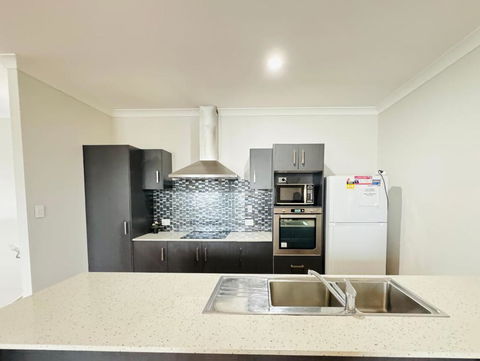 Cozy Share Suite In Coopers Plains - Double Room With Private Bathroom - Accommodation Rockhampton 1