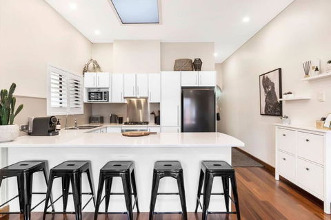 Cute As A Button - Picket Fence 3 Bed Stylish Home - Accommodation Rockhampton 1