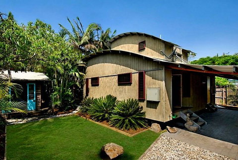 2b Manfred St - The Wave House - Accommodation Rockhampton 1