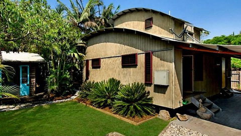 2b Manfred St - The Wave House - Accommodation Rockhampton 0