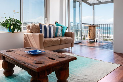 2BR Coolum Beachfront , 180 Views , Wine, Netflix - Accommodation Rockhampton 2
