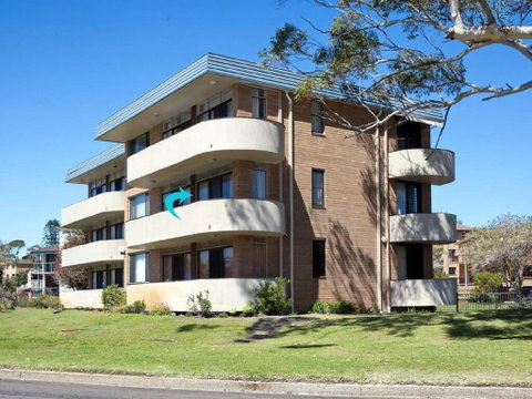 3 'COLUMBIA', 12 COLUMBIA CLOSE - LARGE UNIT WITH FANTASTIC WATER VIEWS - Accommodation Rockhampton 3