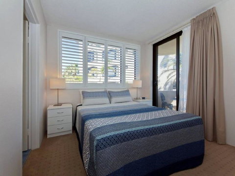 3 'COLUMBIA', 12 COLUMBIA CLOSE - LARGE UNIT WITH FANTASTIC WATER VIEWS - Accommodation Rockhampton 2