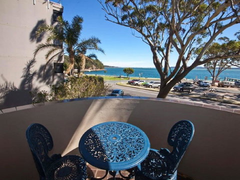 3 'COLUMBIA', 12 COLUMBIA CLOSE - LARGE UNIT WITH FANTASTIC WATER VIEWS - Accommodation Rockhampton 0