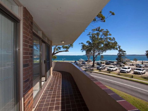 3 'COLUMBIA', 12 COLUMBIA CLOSE - LARGE UNIT WITH FANTASTIC WATER VIEWS - Accommodation Rockhampton 1