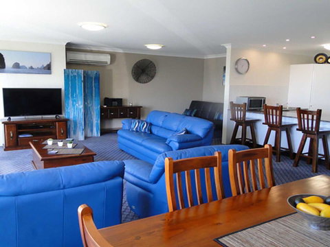 3 'Paradiso', 4 Laman Street - Aircon, Pool, Heart Of Town, Water Views - Accommodation Rockhampton 2