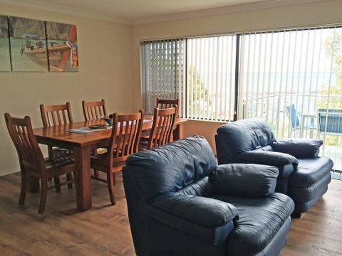 3 'Paradiso', 4 Laman Street - Aircon, Pool, Heart Of Town, Water Views - Accommodation Rockhampton 3
