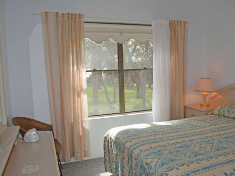 3 'Sailfish' 46 Magnus Street - Accommodation Rockhampton 2
