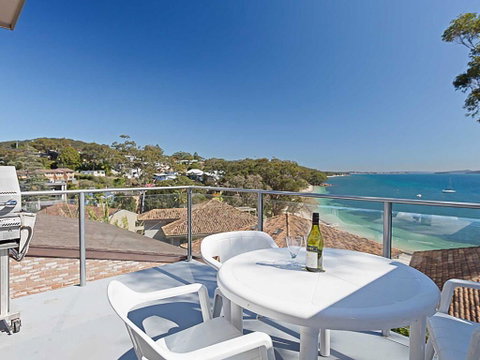 3 'Sebastapol' 66 Thurlow Avenue - Gorgeous Unit Overlooking Dutchies Beach - Accommodation Rockhampton 0