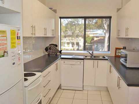 3 'Silvana Court', 26 Ajax Avenue - Neat Unit With Air Conditioning - Accommodation Rockhampton 3