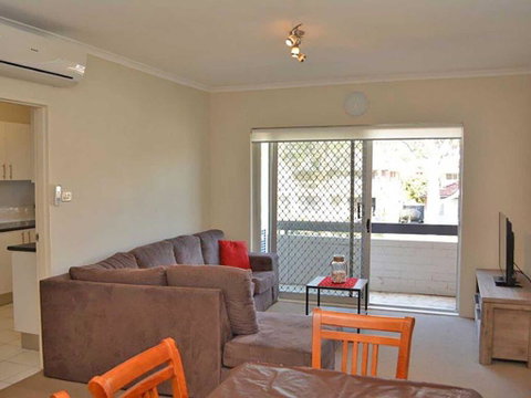 3 'Silvana Court', 26 Ajax Avenue - Neat Unit With Air Conditioning - Accommodation Rockhampton 2
