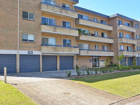 3 'Silvana Court', 26 Ajax Avenue - Neat Unit With Air Conditioning - Accommodation Rockhampton 0