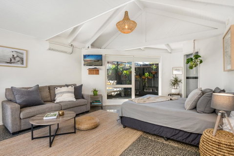 3 Little Pigs Holiday Home - Accommodation Rockhampton 1