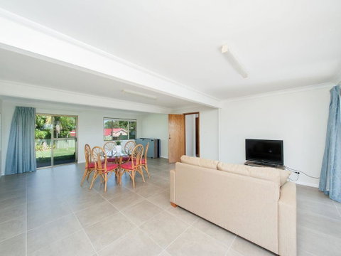 31 Kerrigan St - Large Home With Water Views & Boat Parking - Accommodation Rockhampton 2