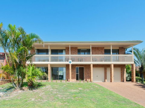 31 Kerrigan St - Large Home With Water Views & Boat Parking - Accommodation Rockhampton 1
