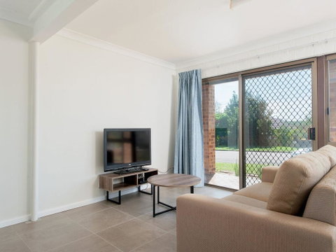 31 Kerrigan St - Large Home With Water Views & Boat Parking - Accommodation Rockhampton 3