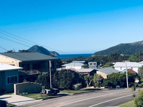 31 Kerrigan St - Large Home With Water Views & Boat Parking - Accommodation Rockhampton 0