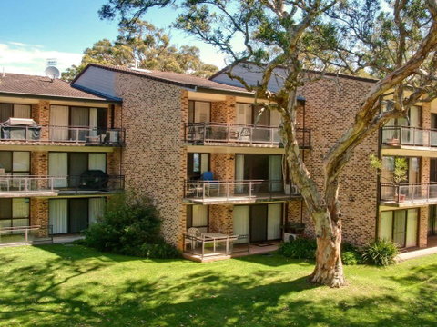 32 'Bay Parklands', 2 Gowrie Avenue - Fantastic Unit With Air Conditioning, Pool, Tennis Court & Spa - Accommodation Rockhampton 3