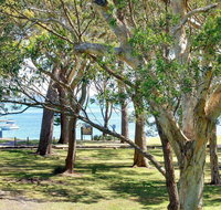 32 'Bay Parklands' 2 Gowrie Avenue - fantastic unit with air conditioning pool tennis court  spa - Accommodation Rockhampton
