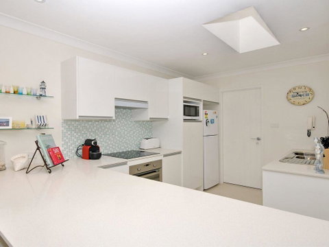 32 'Bay Parklands', 2 Gowrie Avenue - Fantastic Unit With Air Conditioning, Pool, Tennis Court & Spa - Accommodation Rockhampton 2