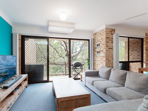36 'Bay Parklands', 2 Gowrie Avenue - Close To The Water With Pool & Spa & Tennis Court - Accommodation Rockhampton 3