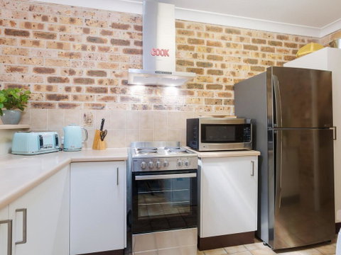 36 'Bay Parklands', 2 Gowrie Avenue - Close To The Water With Pool & Spa & Tennis Court - Accommodation Rockhampton 1