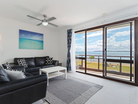 4 'Collendina', 19 Kurrawa Close - Fantastic Water Views And Sea Breezes - Accommodation Rockhampton 1