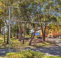 4 'Magnus Gardens' 7 Magnus St - beautiful air conditioned unit with filtered water views  WIFI - Accommodation Rockhampton