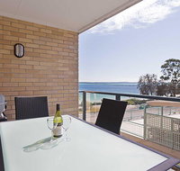4 'Shoreline' 7 Victoria Parade - views over Fly Point and Marina - Accommodation Rockhampton