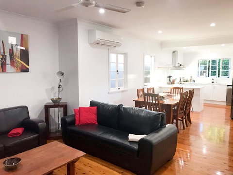 4 Bedroom House - Walk To Southbank - Accommodation Rockhampton 3