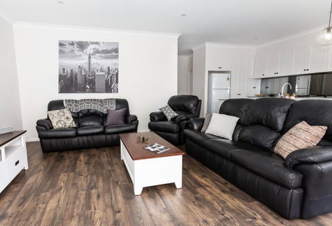 4 Bedroom Inner City Townhouse - SLEEPS 9 !! - Accommodation Rockhampton 0