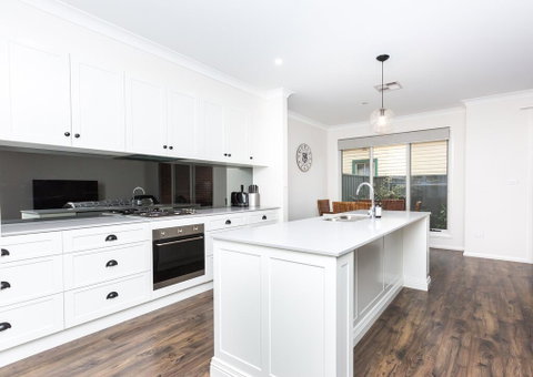 4 Bedroom Inner City Townhouse - SLEEPS 9 !! - Accommodation Rockhampton 1