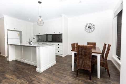 4 Bedroom Inner City Townhouse - SLEEPS 9 !! - Accommodation Rockhampton 3