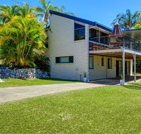 40 Rumbalara Avenue - Rainbow Beach Entertain on the spacious verandah overlooking beautiful Rainbow Beach - Accommodation Rockhampton