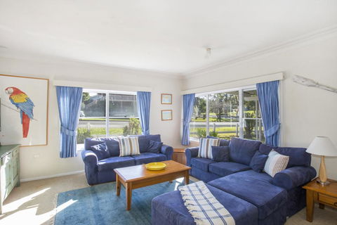 45 Golf Ave - Superb Location - Accommodation Rockhampton 1
