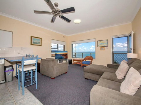 5 'Quarterdeck', 12 Magnus Street - Panoramic Water Views & Close To Town - Accommodation Rockhampton 1