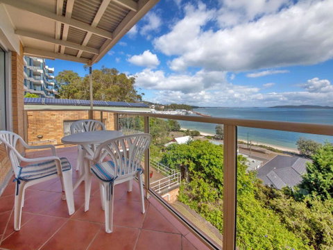 5 'Quarterdeck', 12 Magnus Street - Panoramic Water Views & Close To Town - Accommodation Rockhampton 2
